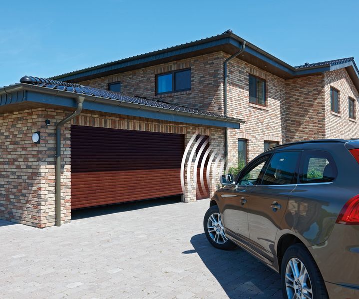 braunes Rolltor für Garage am Haus von Hörmann
