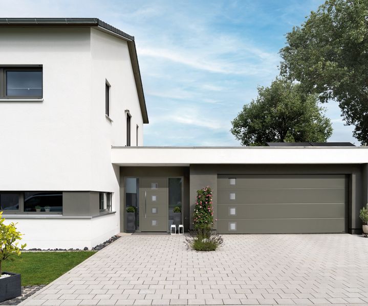 Garagentor von Hörmann am weißen Einfamilienhaus
