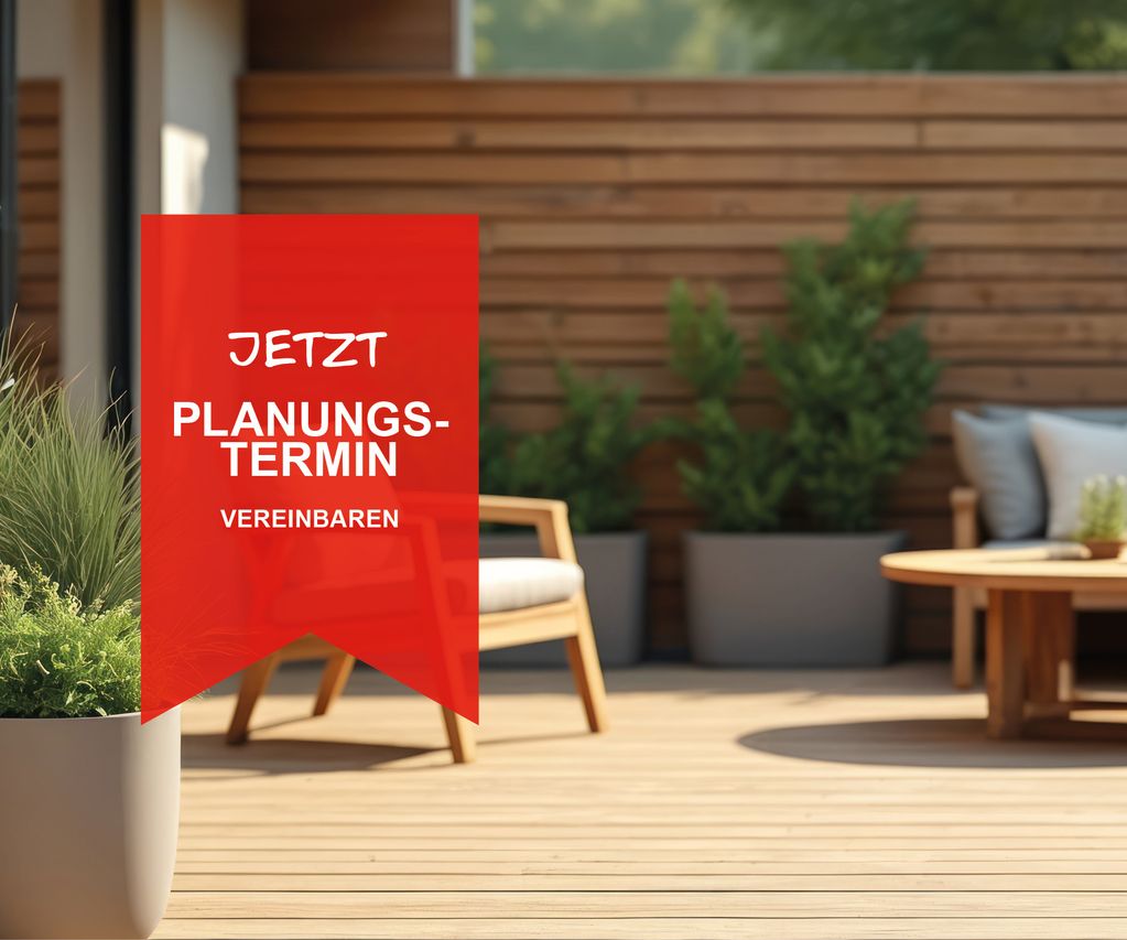 Terrasse mit Sitzbereich, Pflanzen und rotem Hinweisbanner für einen Planungstermin