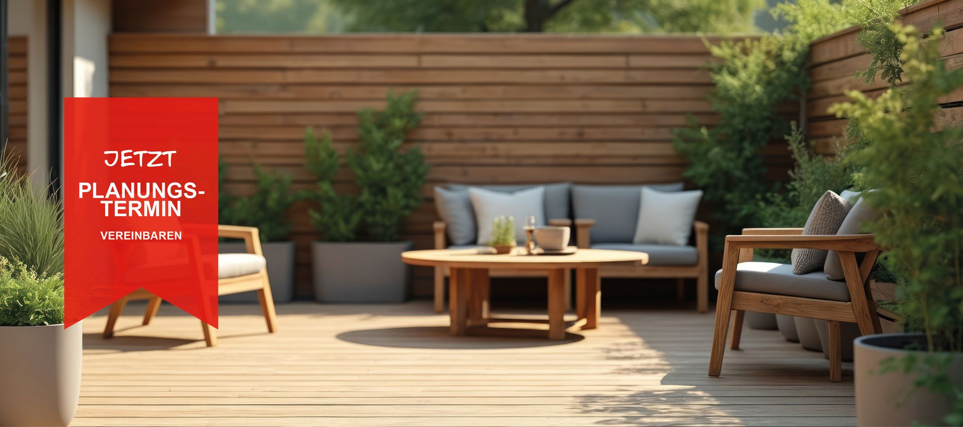 Terrasse mit Sitzbereich, Pflanzen und rotem Hinweisbanner für einen Planungstermin