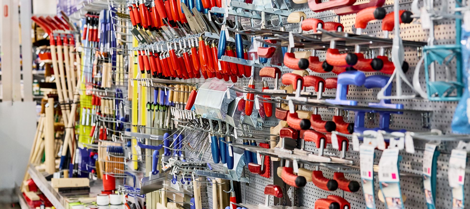 Werkzeuge im Baumarkt von bauXpert Gebhard