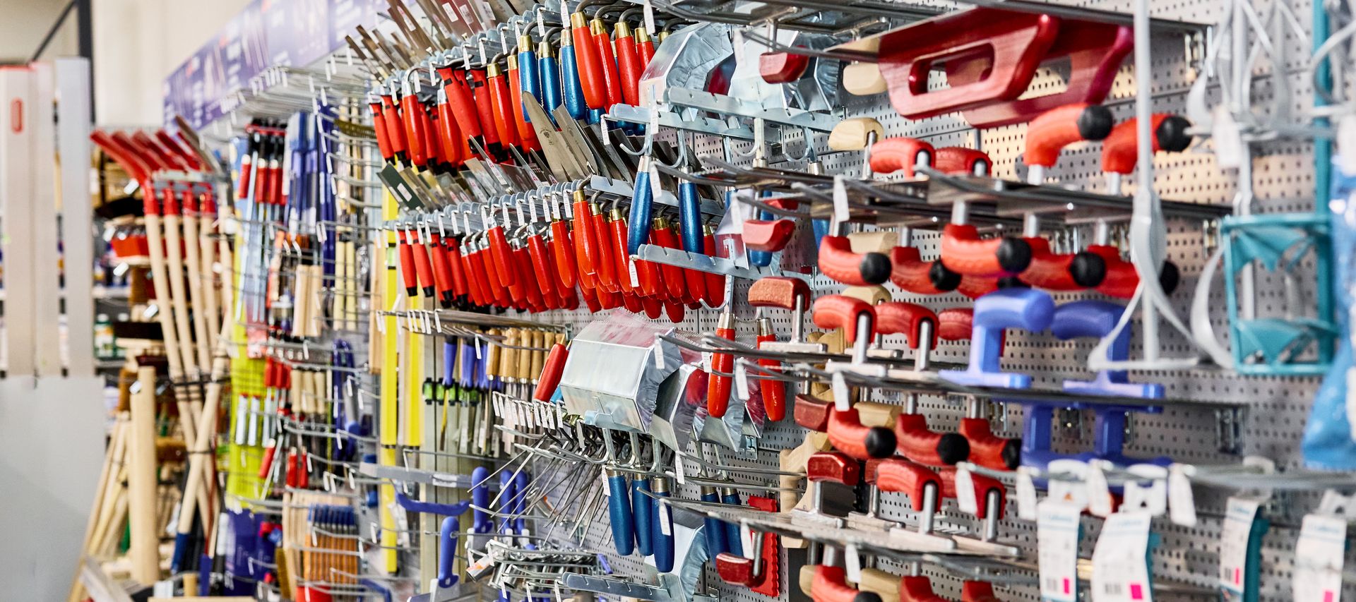 Werkzeuge im Baumarkt von bauXpert Gebhard