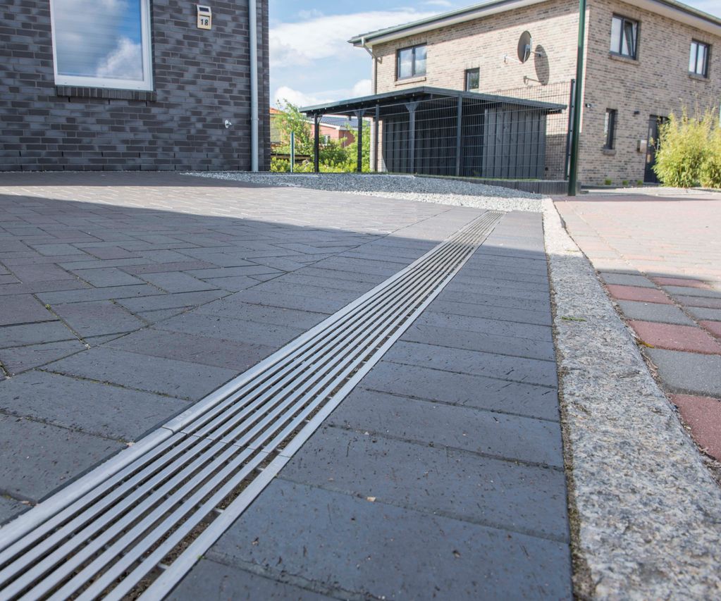 ACO Entwässerungsrinne auf Hofeinfahrt