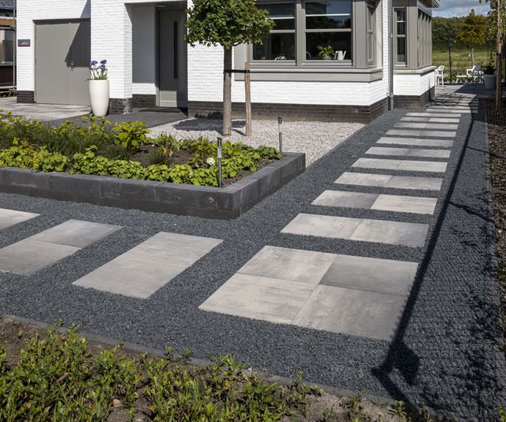 Basaltsplitt im Außenbereich eingesetzt