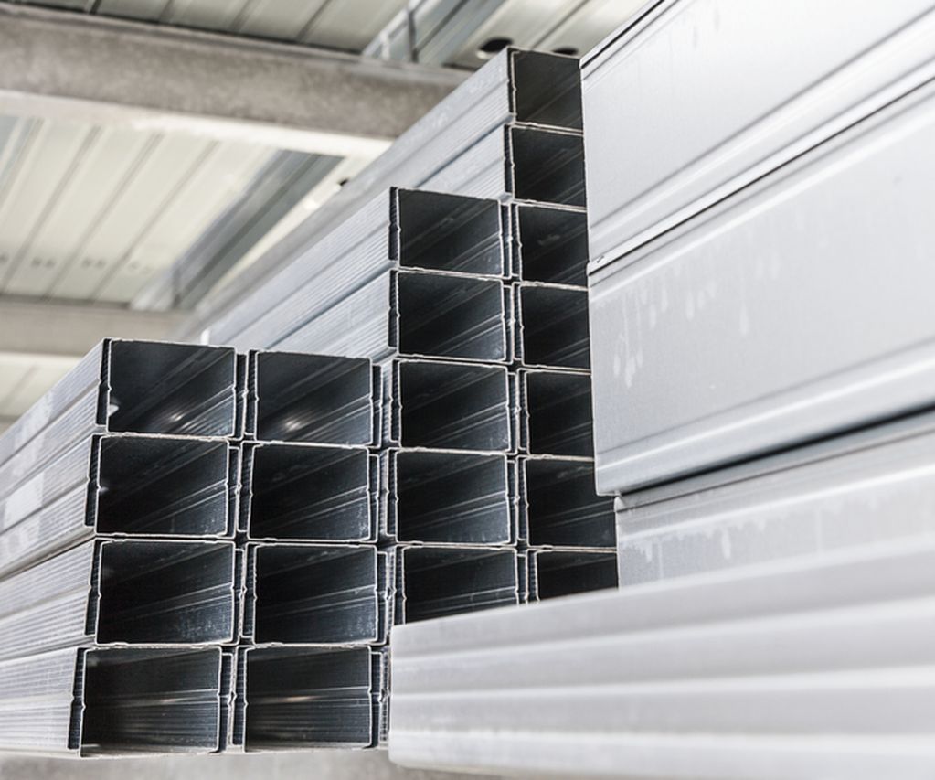 Trockenbauprofile CW und UW liegen im Baustofflager im Kragarmregal zum verkauf bereit