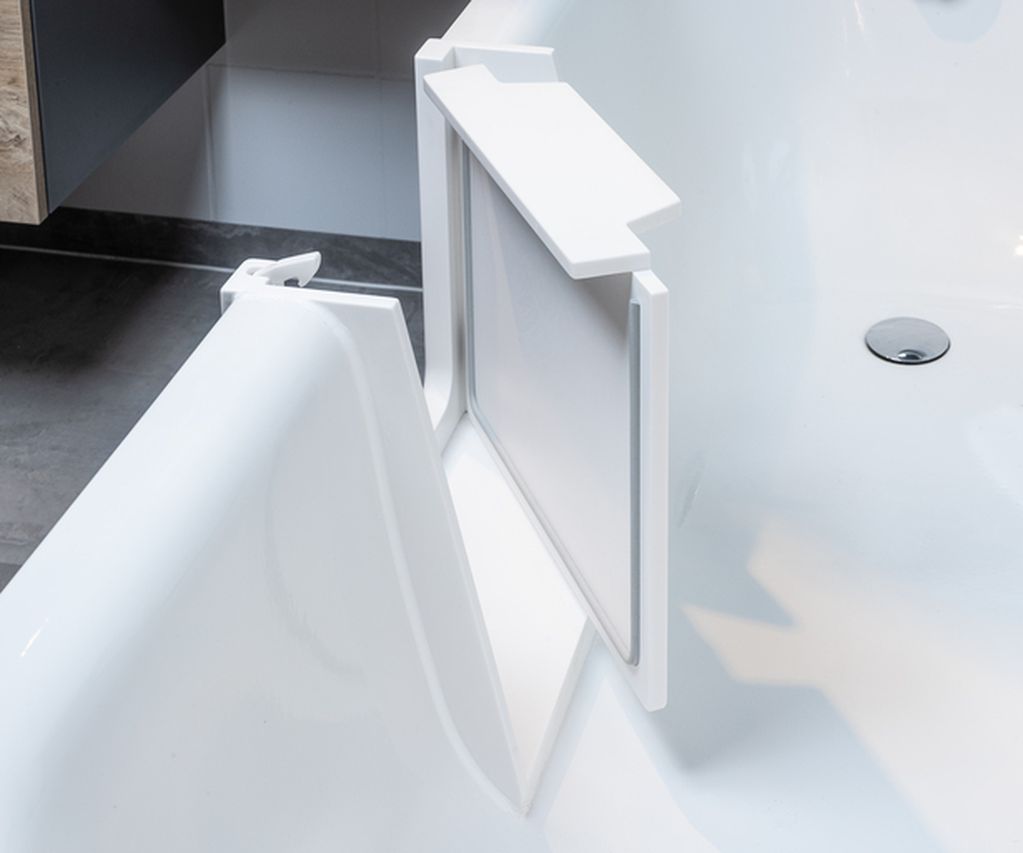 Badewannentür nachträglich eingebaut in eine bestehende Badewanne die Wannentür steht geöffnet in einer weißen Wanne