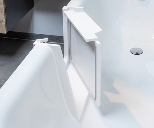 Badewannentür nachträglich eingebaut in eine bestehende Badewanne die Wannentür steht geöffnet in einer weißen Wanne