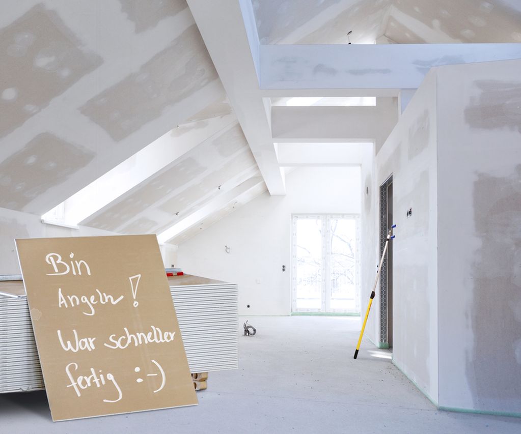 Dachgeschoss ist fertig ausgebaut im Trockenbau mit Gipskartonplatten unten links steht ein Schild mit der lustigen aufschrift Bin Angeln war schneller fertig :-)