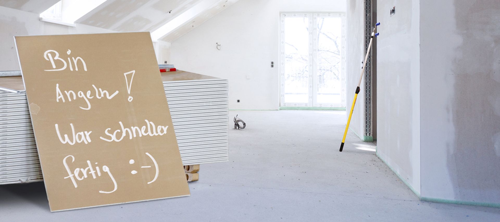 Dachgeschoss ist fertig ausgebaut im Trockenbau mit Gipskartonplatten unten links steht ein Schild mit der lustigen aufschrift Bin Angeln war schneller fertig :-)