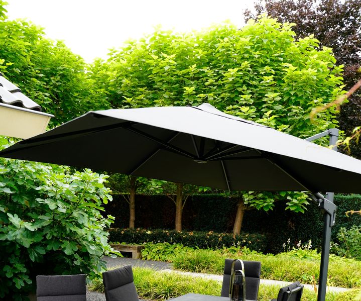 Sonnenschirm auf der Terrasse mit ausziehbarem Tisch und 8 hochwertigen Stühlen. Sonnenschirme_Terrassenmöbel_Gartenmöbe_bauxpert_grBeilage_Vechta