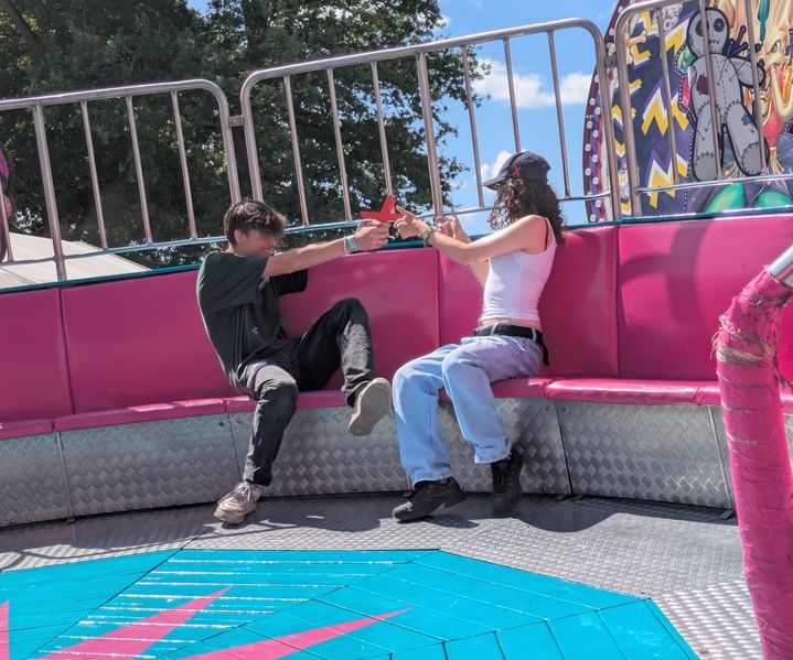 zwei Azubis auf dem Fahrgeschäft beim stoppelmarkt vechta die mit dem roten X spielen -azubi bauxpert große beilage vechta