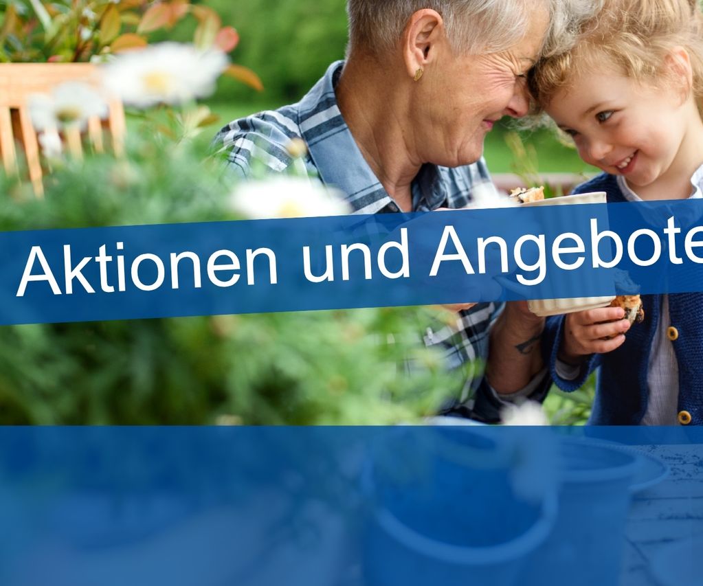 Text Aktionen und Angebote, rechts unten rotes X. Im Hinterbgrund Oma und Kind, die ihre Köpfe aneinanderhalten und sich freuen. bauXpert Große Beilage Vechta. holz und Baustoffhandel.