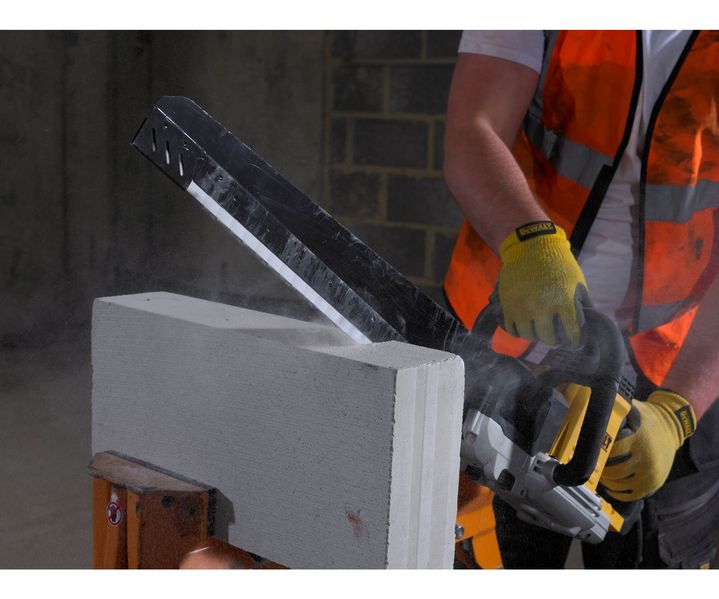 Handwerker schneidet Porenbetonstein mit elektrischer Säge bei bauXpert Gr. Beilage in Vechta