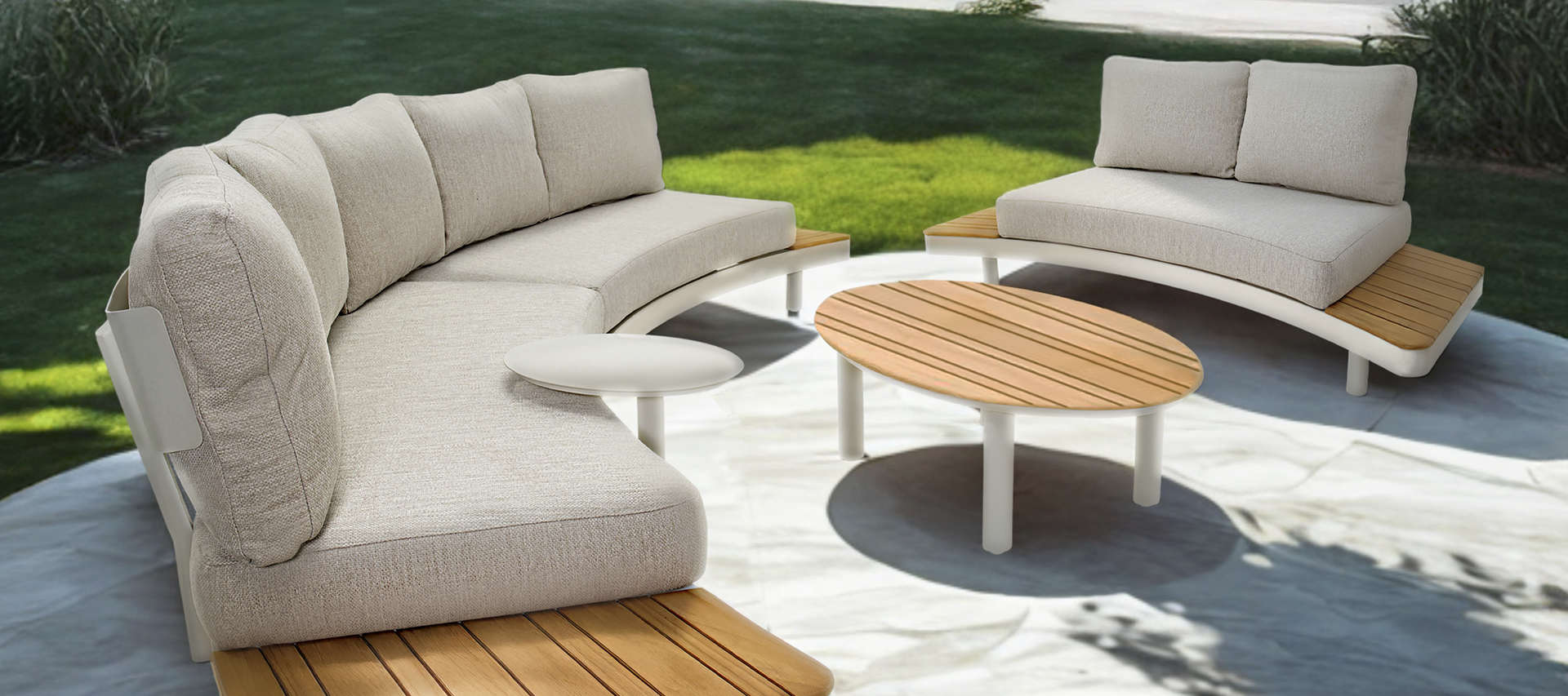 Moderne Outdoor-Lounge mit gepolsterten Sitzmöbeln und Couchtisch auf einer großzügigen Terrasse vor einer modernen Villa.