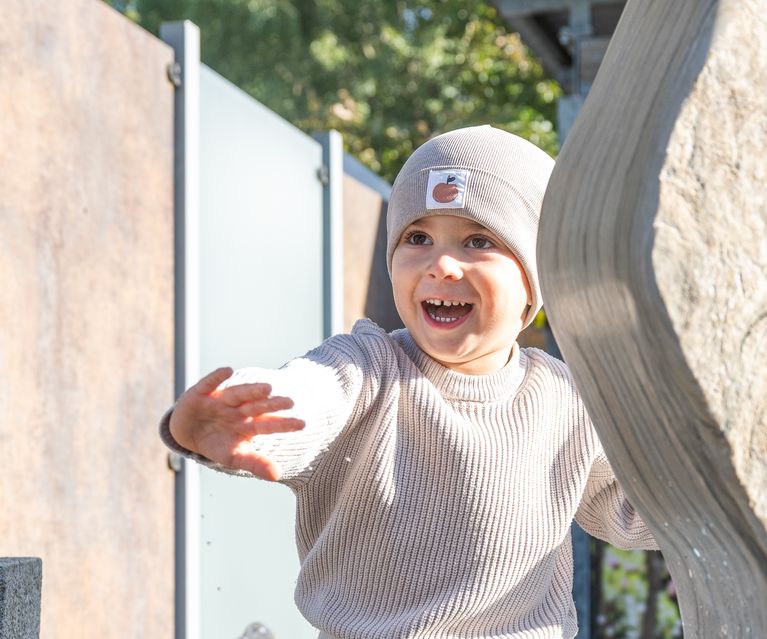 Kleiner Junge spielt mit den Wasserspiel in der Gartenausstellung von bauXpert Gr Beilage Vechta Holz Baustoffhandel