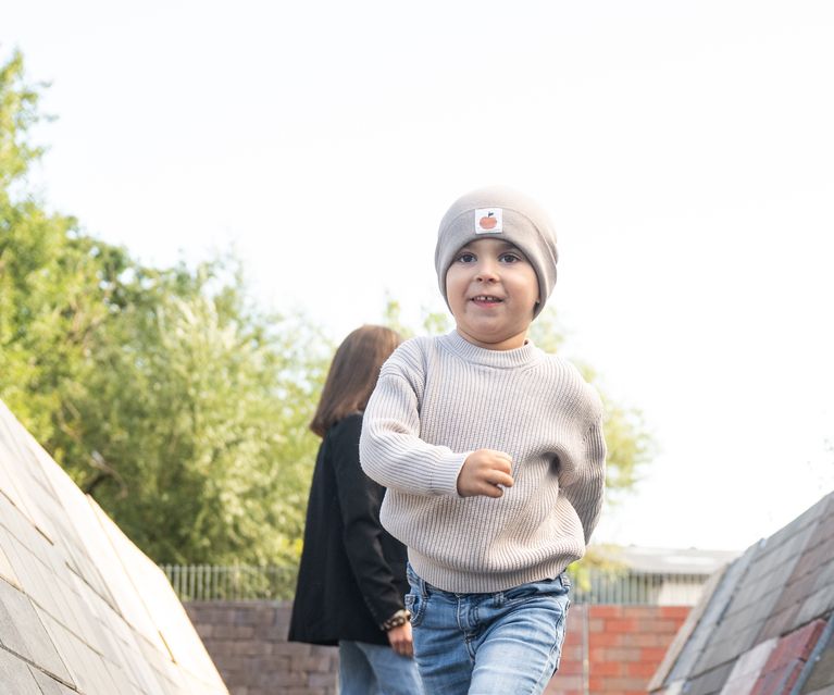 Kleiner Junge flitzt durch die Gartenausstellung Garten- und Landschaftsbau bauXpert Gr Beilage Vechta Holz Baustoffhandel