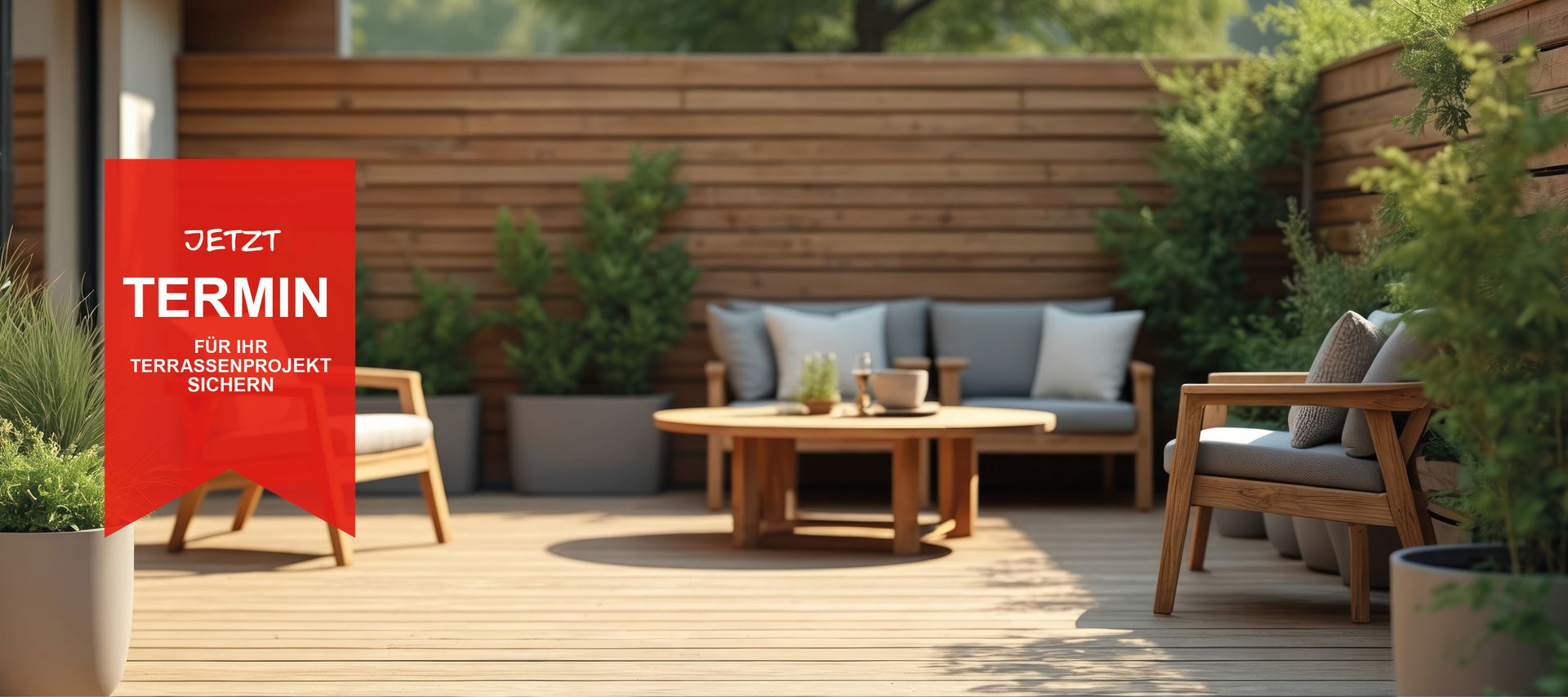 Stilvolle Holzterrasse mit Lounge-Möbeln und Pflanzen, ergänzt durch rotes Banner zur Terminvereinbarung für Terrassenprojekt