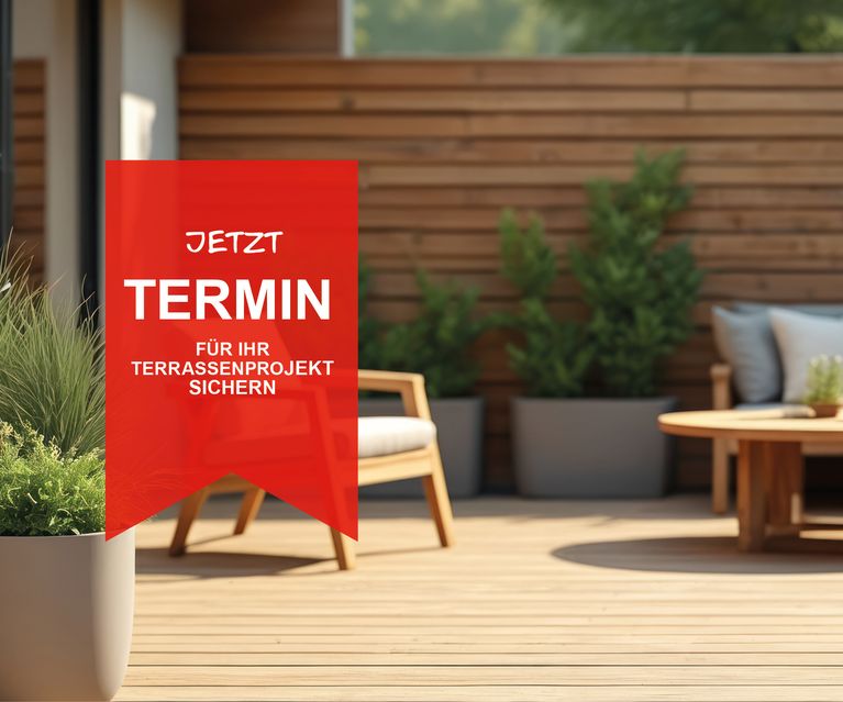 Stilvolle Holzterrasse mit Lounge-Möbeln und Pflanzen, ergänzt durch rotes Banner zur Terminvereinbarung für Terrassenprojekt