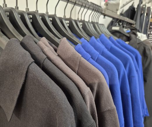 T-Shirts und Oberteile von Mascot auf einem Ständer. Reduziert. Angebot