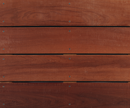Glatte Massaranduba-Terrassendielen 25x145 mm mit dunkler, rötlicher Holzfarbe und sichtbarer Maserung.