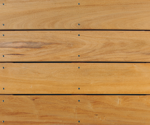 Glatte Garapa-Terrassendielen in 21x145 mm mit sichtbarer Holzmaserung und Verschraubung.