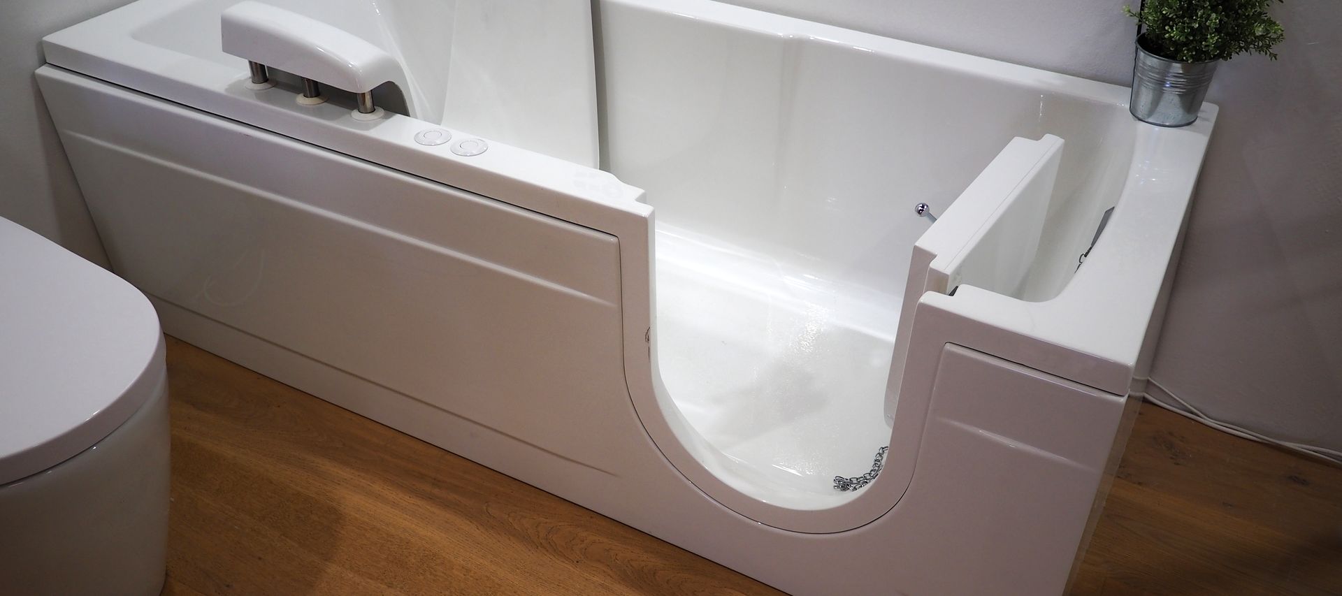 barrierefreies Bad mit einer Badewanne mit Einstieg bauXpert Gr Beilage Vechta Holz Baustoffhandel