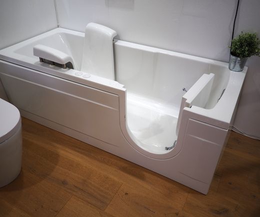 barrierefreies Bad mit einer Badewanne mit Einstieg bauXpert Gr Beilage Vechta Holz Baustoffhandel