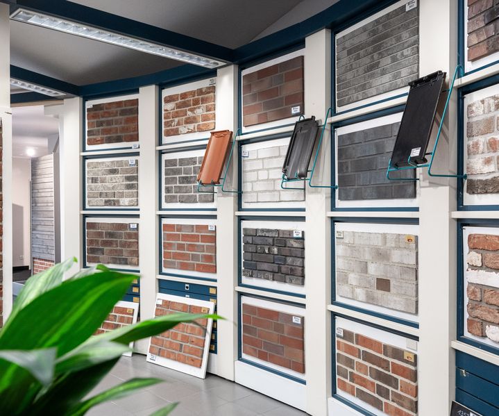 Bild mit verschiedenen Verblendern und Dachziegeln in unterschiedlichen Farben und Mustern