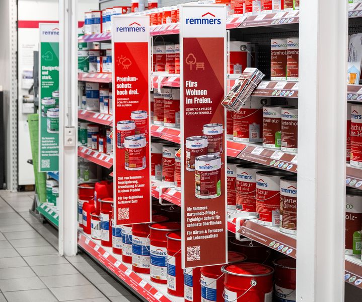 Gang mit Regalen voller Remmers Holzschutzlasuren und Gartenholzpflege im Fachmarkt von bauXpert Gr. Beilage in Vechta