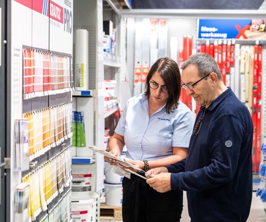 Kunde sucht sich seine Traumfarbe aus. Wird von Fachberaterin informiert.