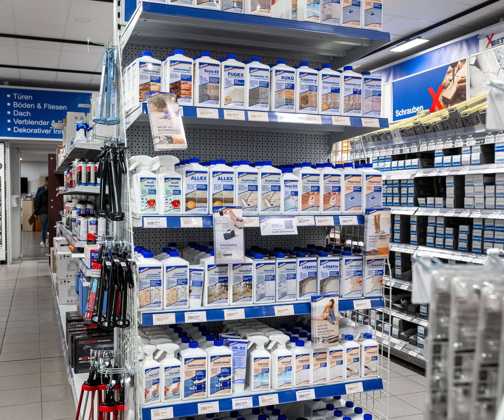 Regal mit Reinigern, Pflege- und Spezialmitteln für Stein, Fliesen und Oberflächen, übersichtlich sortiert im Fachmarkt von bauXpert gr. Beilage.