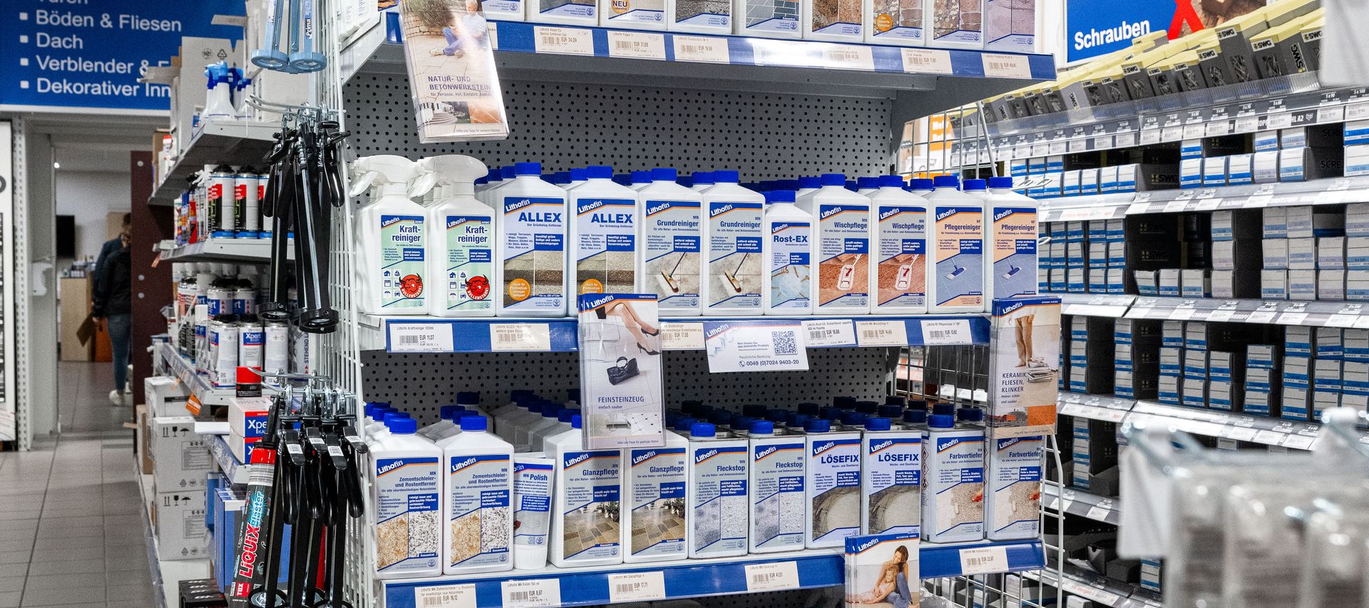 Regal mit Reinigern, Pflege- und Spezialmitteln für Stein, Fliesen und Oberflächen, übersichtlich sortiert im Fachmarkt von bauXpert gr. Beilage.