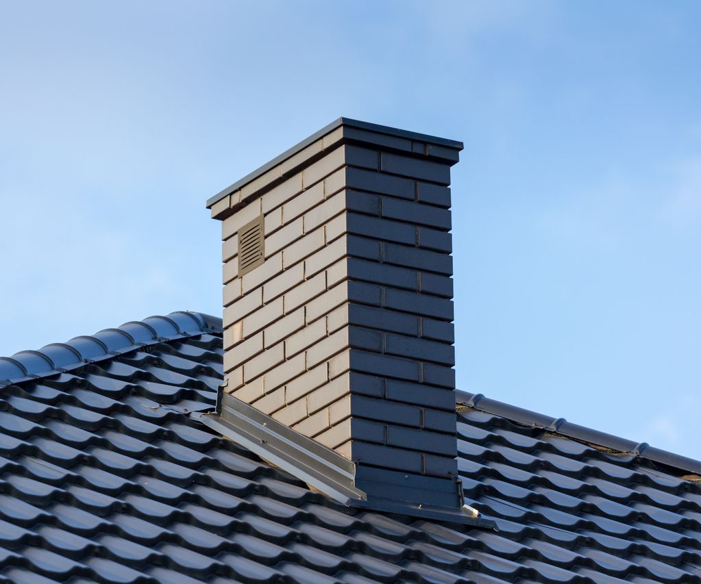 Schornstein aus Klinker auf einem Ziegeldach bei bauXpert Gr. Beilage in Vechta