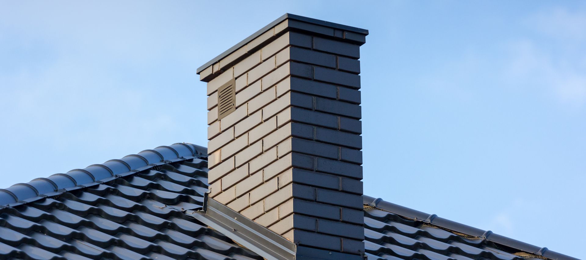 Schornstein aus Klinker auf einem Ziegeldach bei bauXpert Gr. Beilage in Vechta