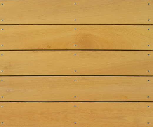 Tatajuba-Terrassendielen 28x120 mm mit glatter Oberfläche und gleichmäßiger Holzstruktur.