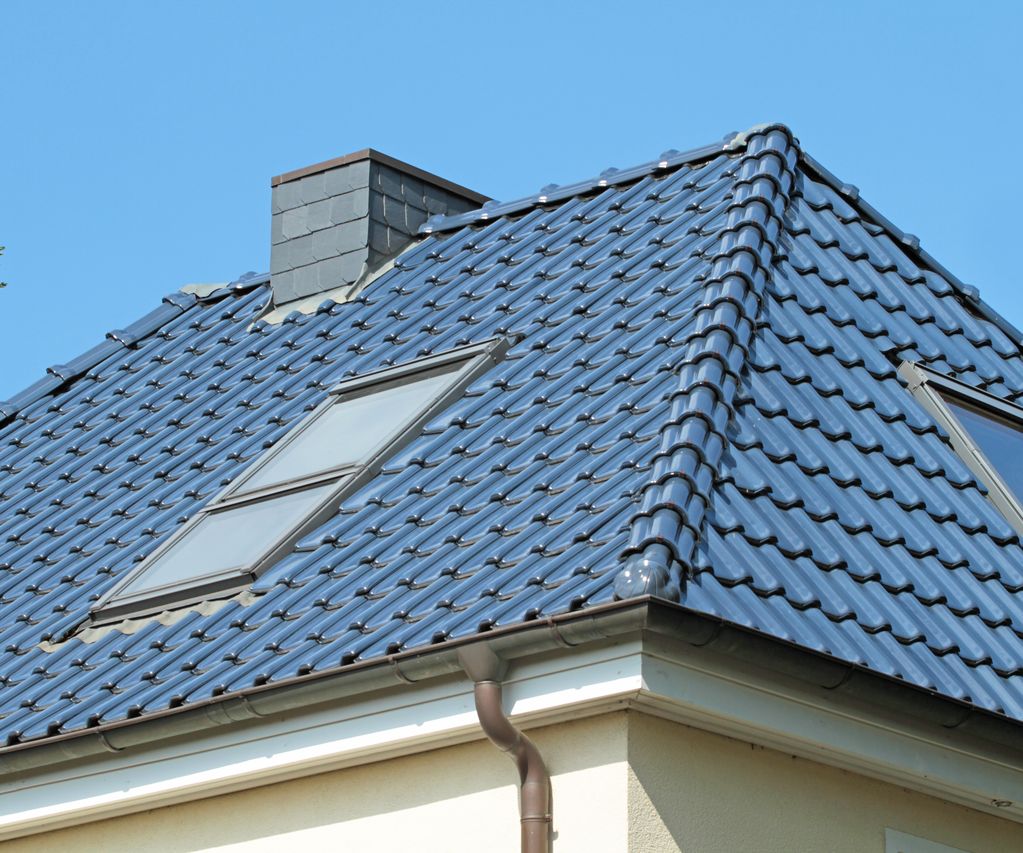 Steildach in blau mit Dachfenstern und Schornstein bauXpert Gr Beilage Vechta Holz Baustoffhandel