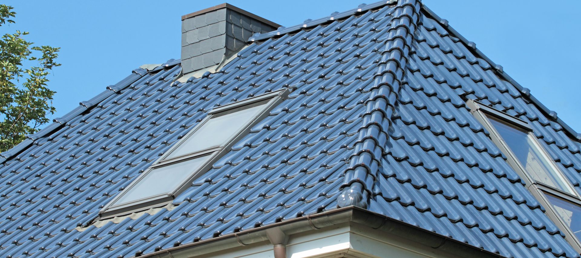Steildach in blau mit Dachfenstern und Schornstein bauXpert Gr Beilage Vechta Holz Baustoffhandel
