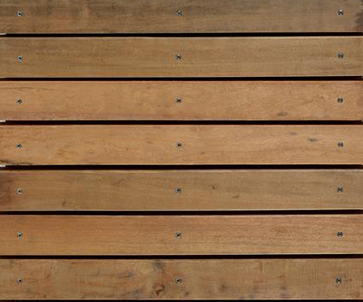 Musterfläche aus Itaúba-Holz mit horizontal verlegten Rhombusleisten und sichtbarer Verschraubung