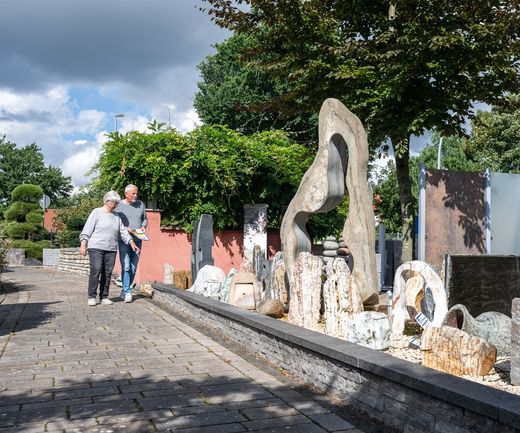 Kunden betrachten die Wasserspiele in der Gartenausstellung von bauXpert Gr Beilage Vechta Holz Baustoffhandel