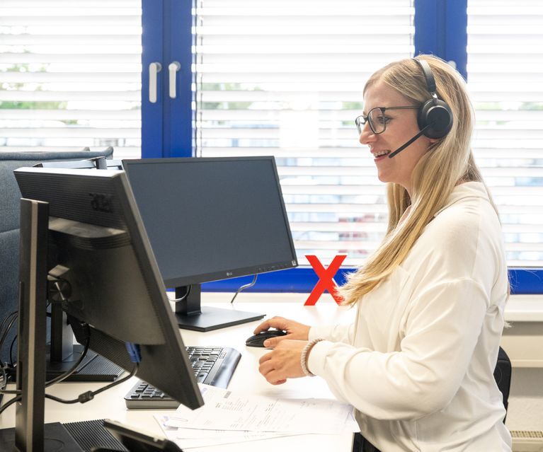 Mitarbeiterin im Büro führt ein Telefongespräch mit Headset bei bauXpert Gr. Beilage in Vechta