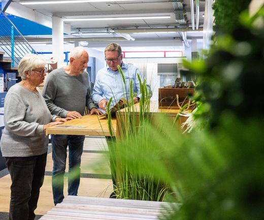 älteres Paar wird vom Fachberater in der Bodenbeläge Ausstellung beraten