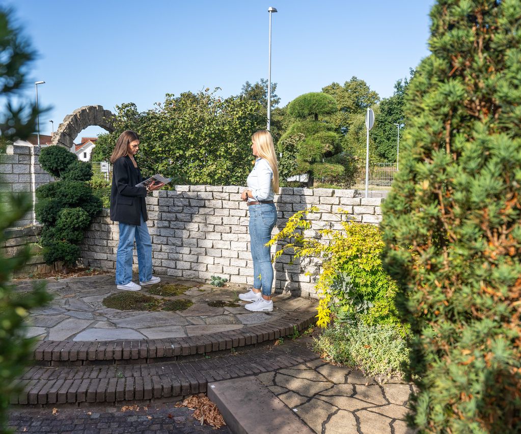 Kundin wird in Gartenausstellung beraten Terrassengestaltung Garten bauXpert Gr Beilage Vechta Holz Baustoffhandel