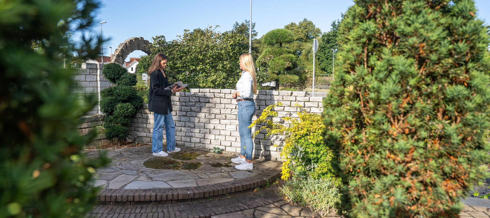 Kundin wird in Gartenausstellung beraten Terrassengestaltung Garten bauXpert Gr Beilage Vechta Holz Baustoffhandel