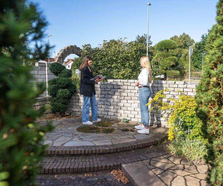 Kundin wird in Gartenausstellung beraten Terrassengestaltung Garten bauXpert Gr Beilage Vechta Holz Baustoffhandel