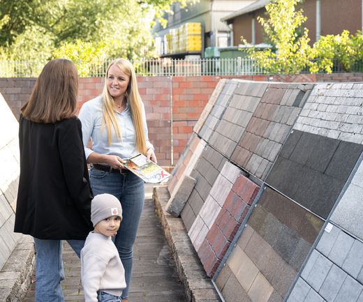 Kundin mit Sohn wird zu Pflastersteinen von Fachberaterin informiert- Beratung Pflastersteine bauXpert Gr Beilage Vechta Holz Baustoffhandel Garten- und Landschaftsbau