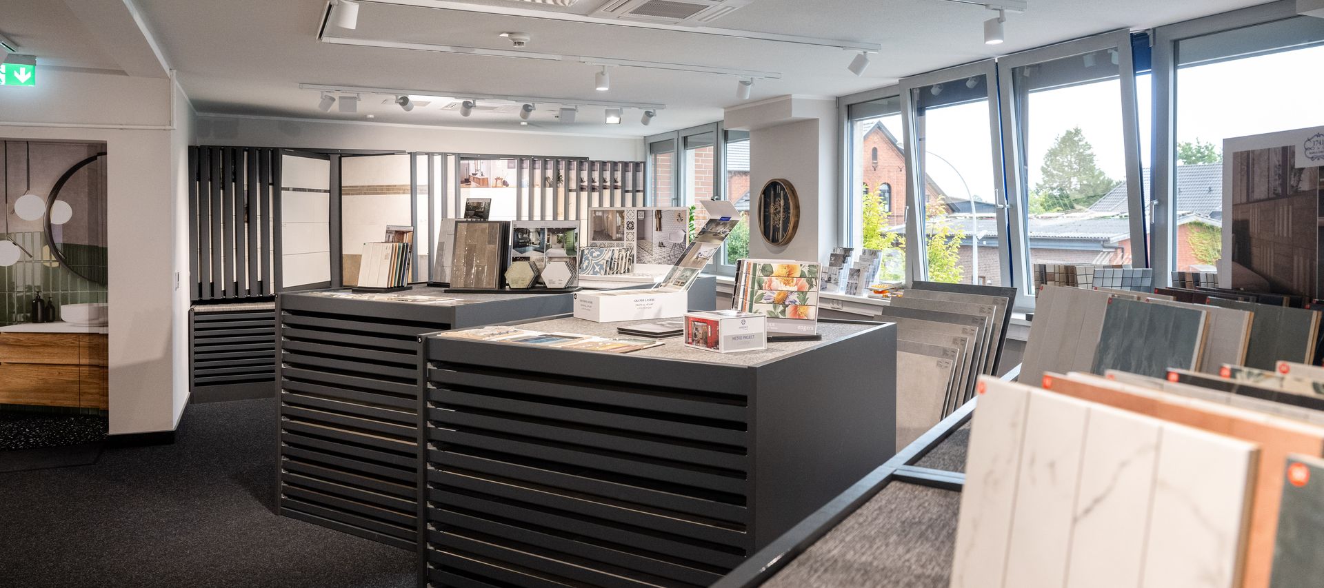 Fliesenausstellung bei bauXpert Gr Beilage in Vechta, dem Holz & Baustoffhandel, verschiedene Fliesen