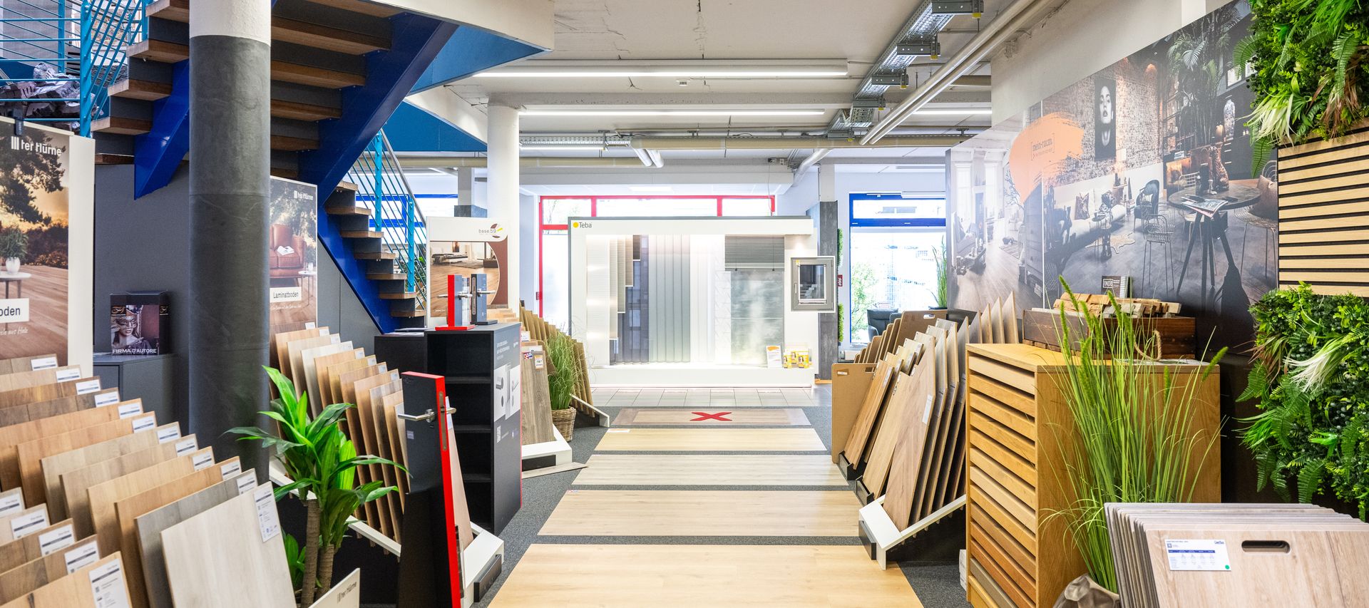 Ausstellung Bodenbeläge. Böden in Aufstellern und auf dem Boden verlegt. von bauXpert Gr Beilage Vechta