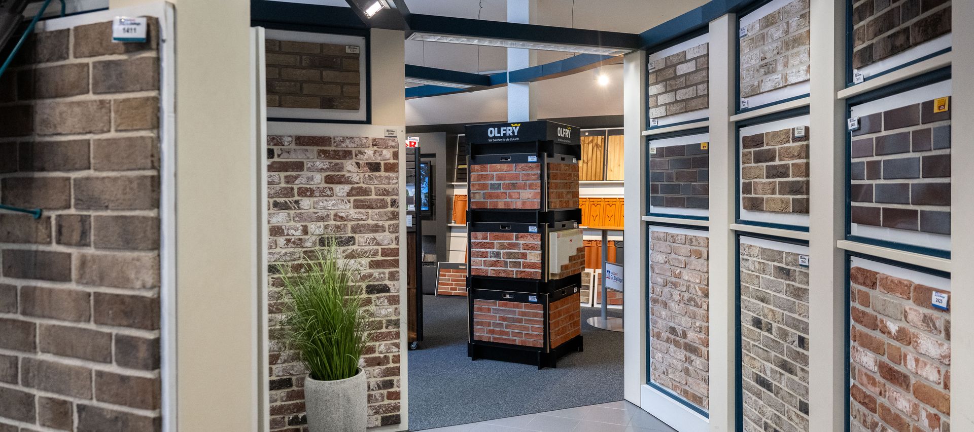 Bild mit verschiedenen Verblendern und Dachziegeln in unterschiedlichen Farben und Mustern