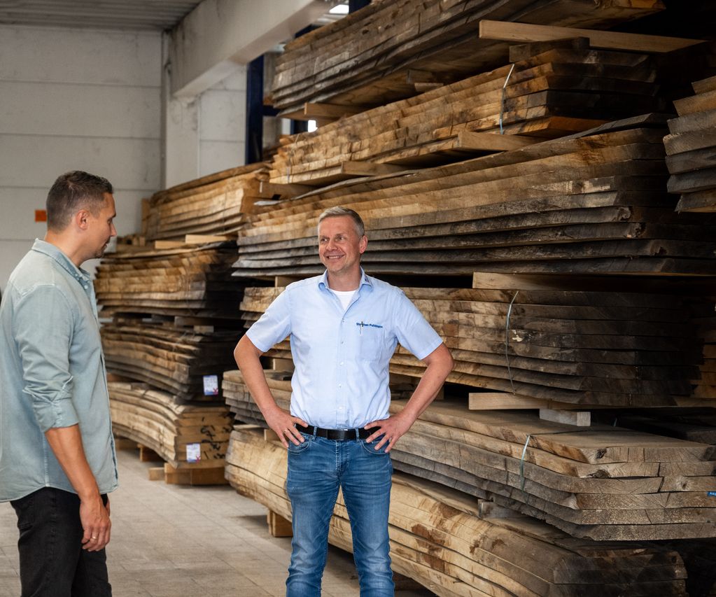 Beratung eines Gewerbekundens im Lager zu Holzbau bauXpert Gr Beilage Vechta Holz Baustoffhandel