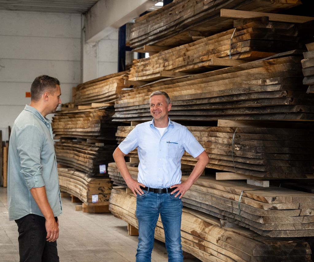 Beratung eines Gewerbekundens im Lager zu Holzbau bauXpert Gr Beilage Vechta Holz Baustoffhandel